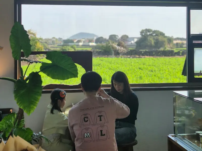 통창으로 보이는 논밭 뷰