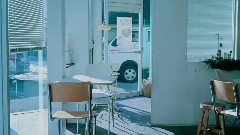 화이트톤의 아늑한 카페 내부