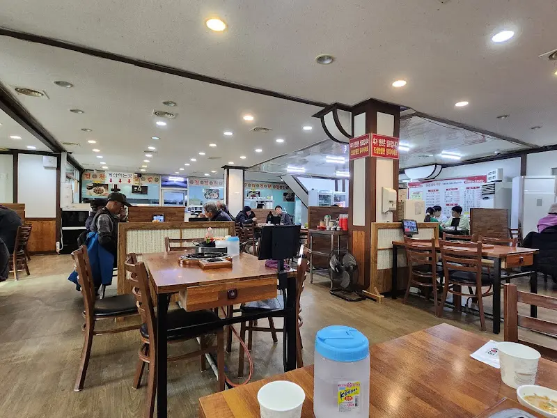 김천식당 내부 전경