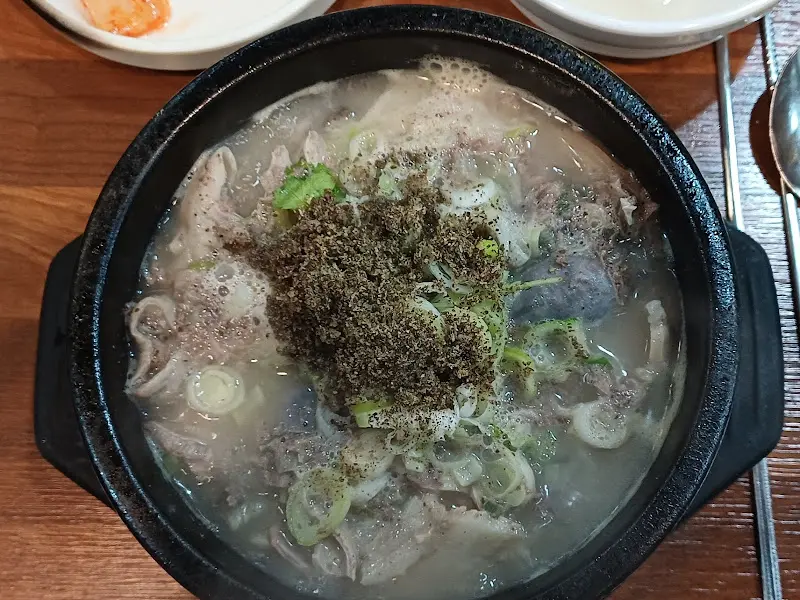 들깨가루가 듬뿍 뿌려진 순대국밥