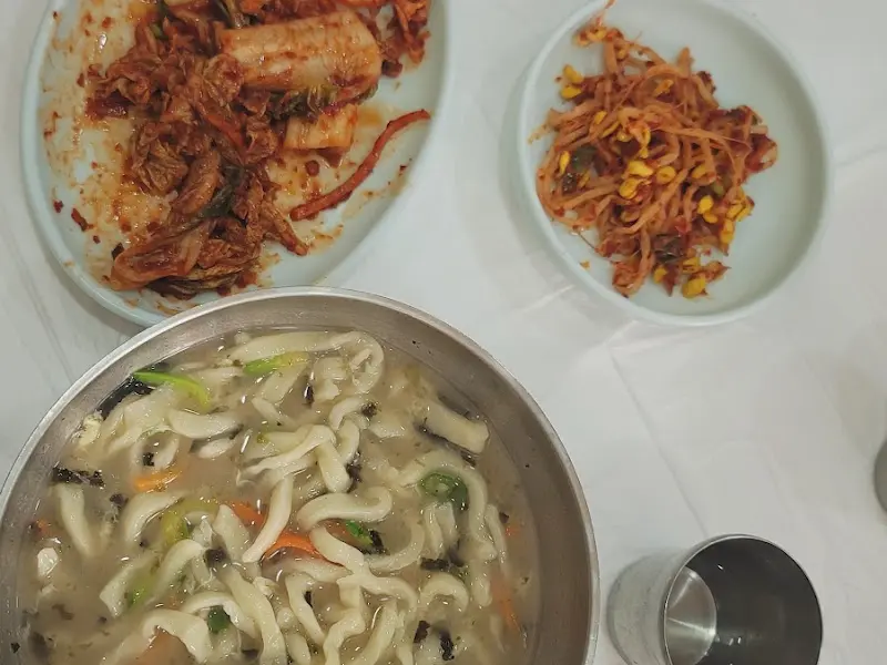 칼국수와 겉절이, 콩나물 무침