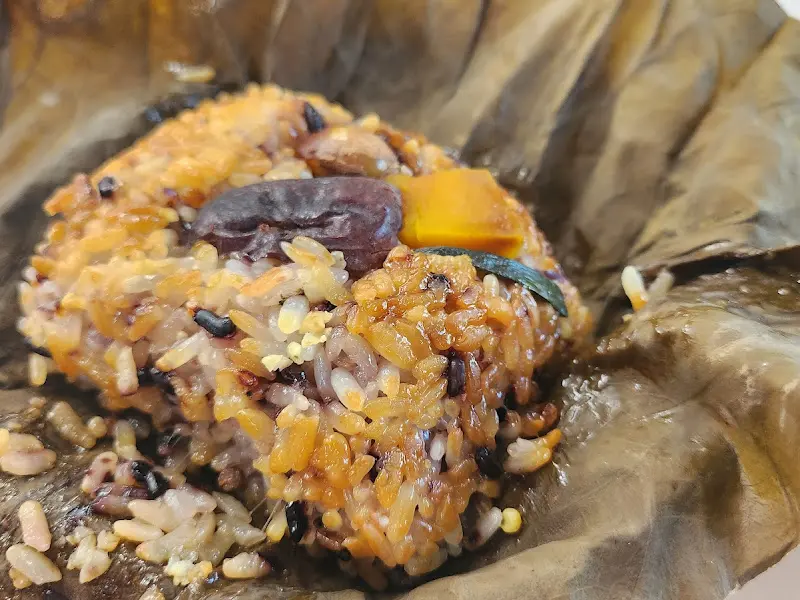 연잎에 감싸진 영양 가득한 연잎밥의 클로즈업