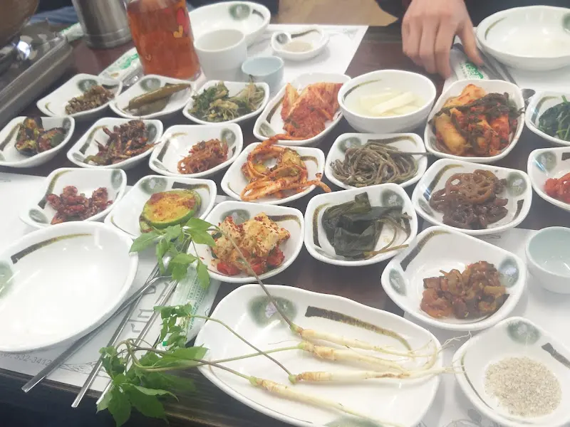 상다리 휘어지게 차려진 다양한 밑반찬