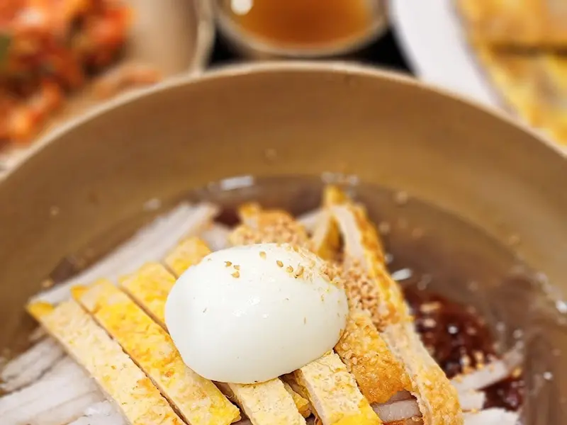 고명이 풍성하게 올라간 진주냉면