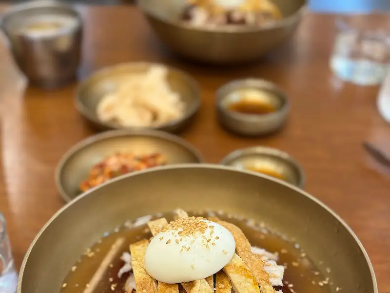 놋그릇에 담겨 나온 냉면과 육전