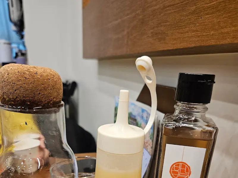 테이블 위에 놓인 소스병