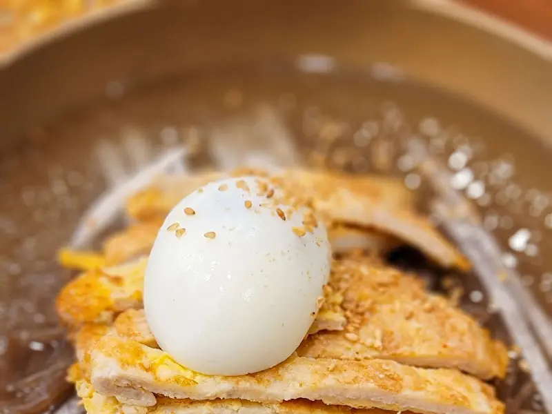 냉면에 올려진 육전과 계란