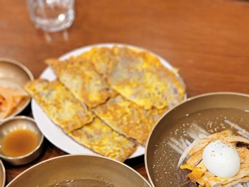 육전과 냉면의 환상적인 조합