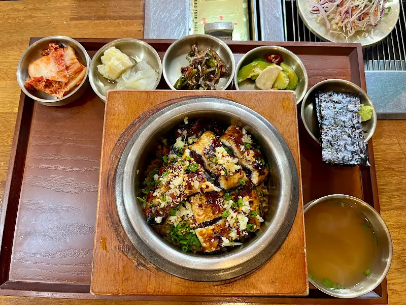 솥밥과 장어구이의 환상적인 조합