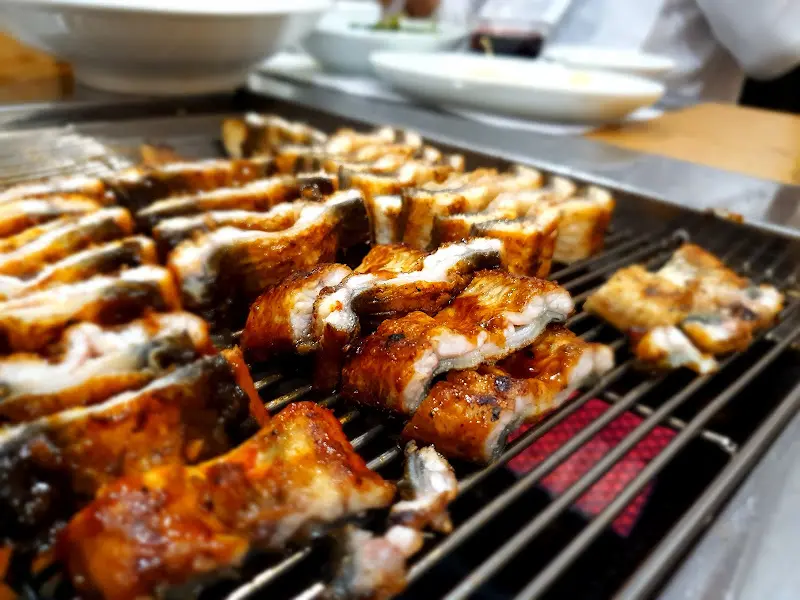 숯불 위에서 맛있게 구워지는 장어