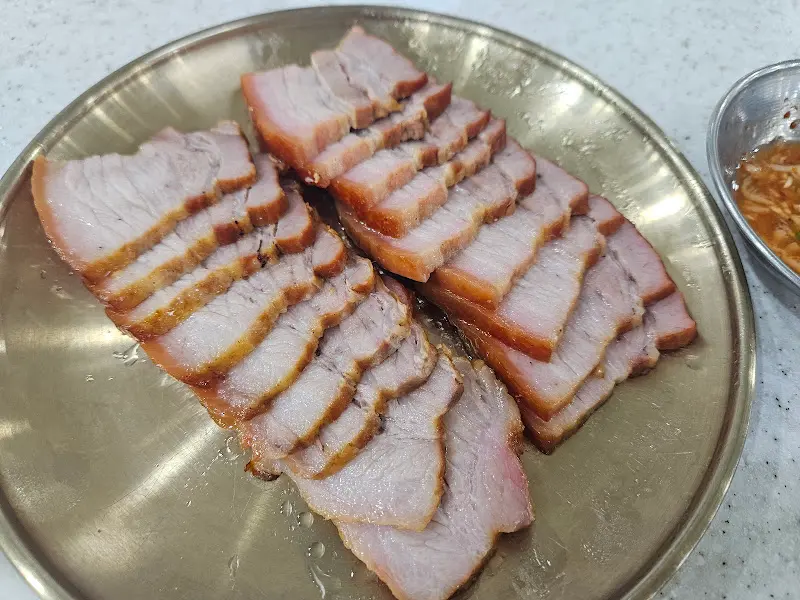 윤기가 좌르르 흐르는 편육