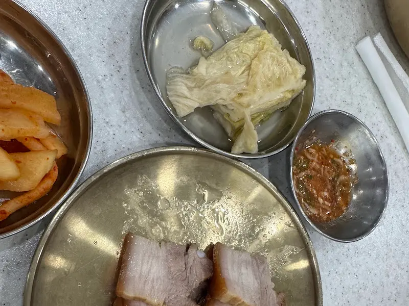 기본 반찬 (백김치, 무김치)