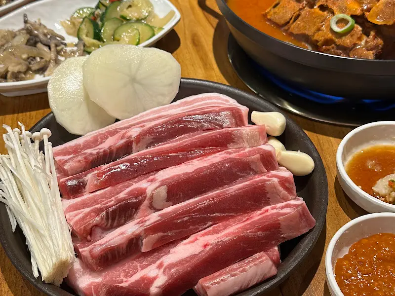 신선한 삼겹살과 곁들임 채소