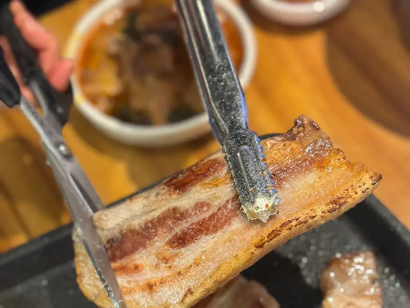 잘 익은 삼겹살 자르기