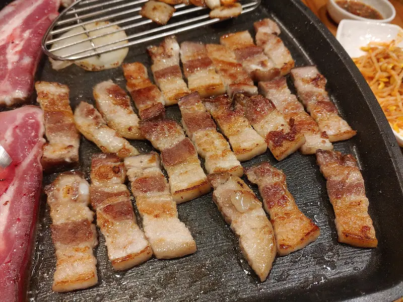 맛있게 구워진 삼겹살
