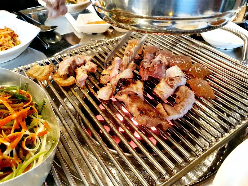 쌈 싸 먹는 모습