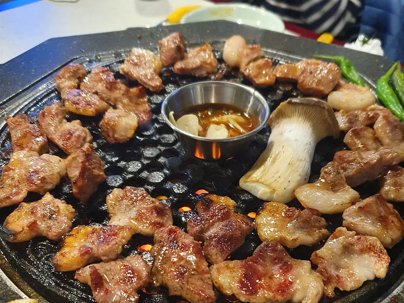 불판 위에서 익어가는 쫀득살과 쫄깃살