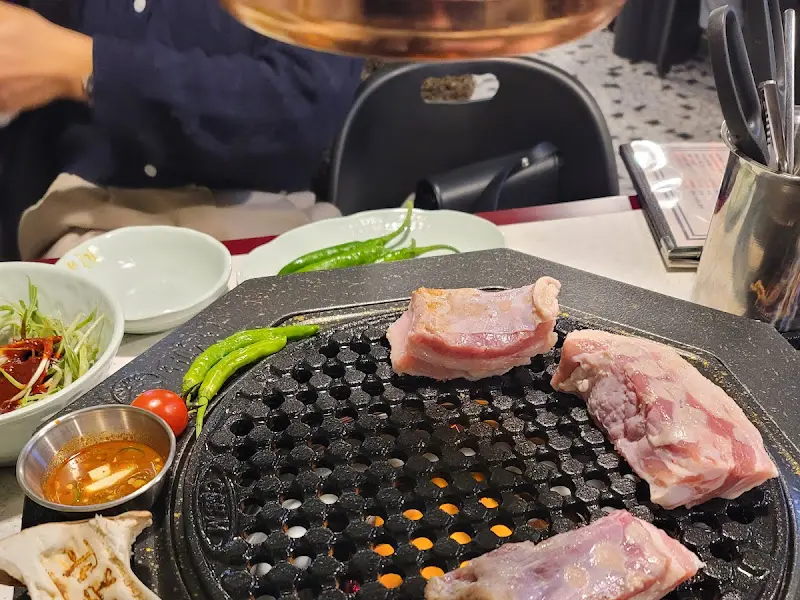 불판 위에 올려진 흑돼지