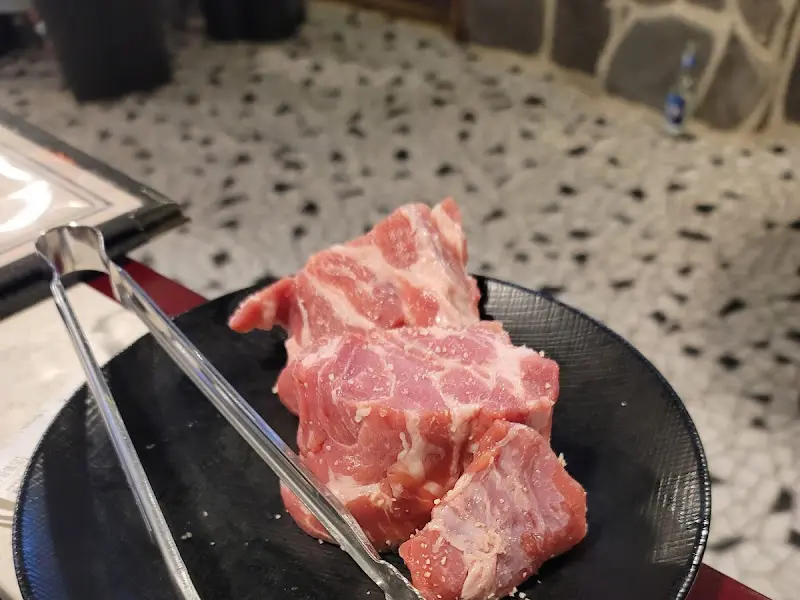 테이블에 놓인 고기