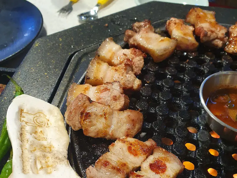 불판 위에 올려진 흑돼지