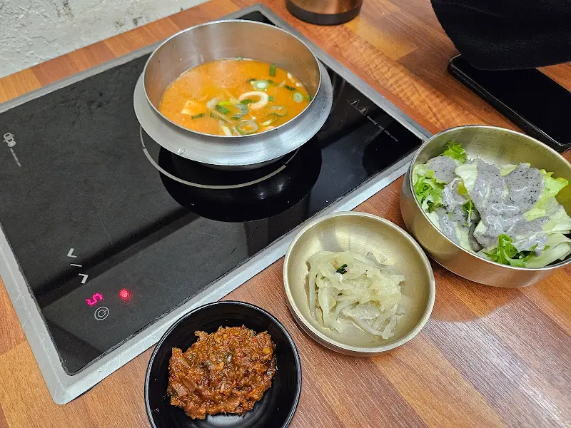 인덕션 위에 올려진 된장찌개