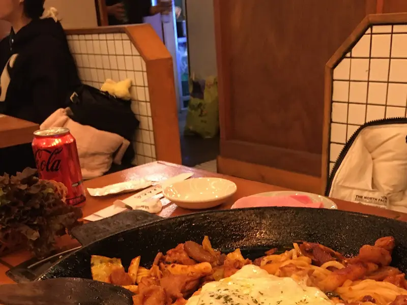 깔끔하게 정돈된 테이블과 은은한 조명이 인상적인 신림춘천집 내부