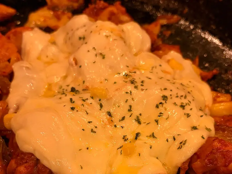 치즈가 듬뿍 올려진 치즈폭포 닭갈비의 환상적인 비주얼