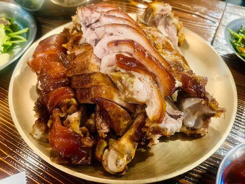 윤기가 좌르르 흐르는 오목집 족발