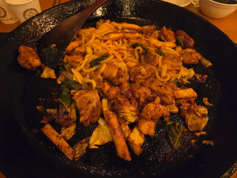 닭갈비와 쫄면 사리의 환상적인 만남