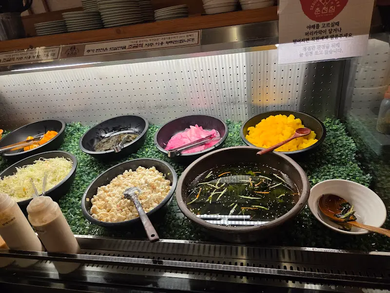다양한 밑반찬이 준비된 샐러드바