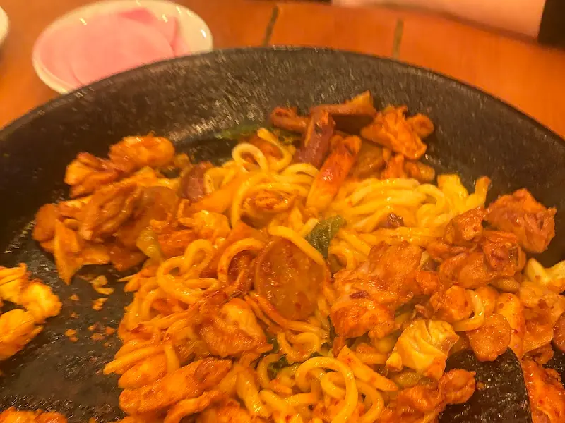 매콤한 닭갈비와 쫄깃한 우동 사리의 조화