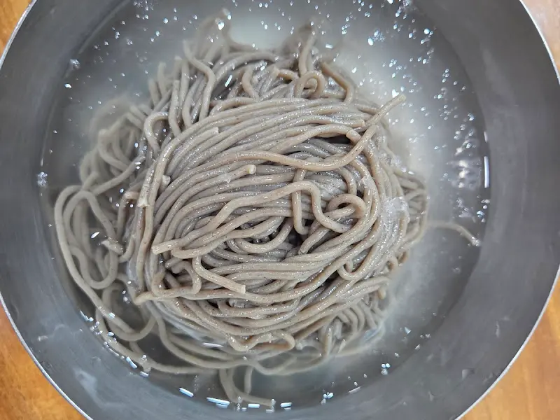 심플한 물 막국수