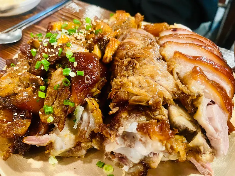 윤기가 좔좔 흐르는 족발, 한 입 베어 물면 입안 가득 퍼지는 풍미