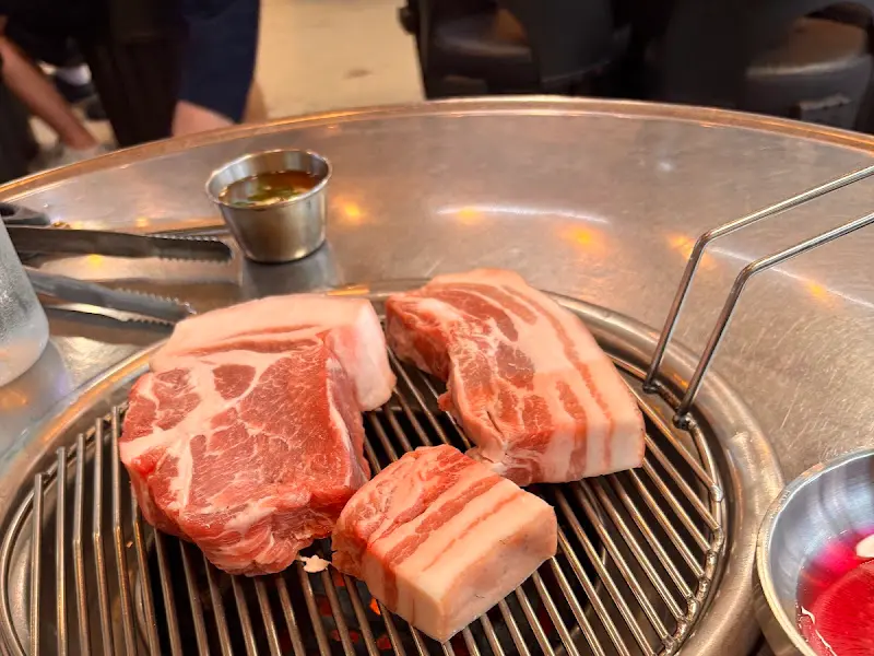 두툼한 흑돼지 근고기