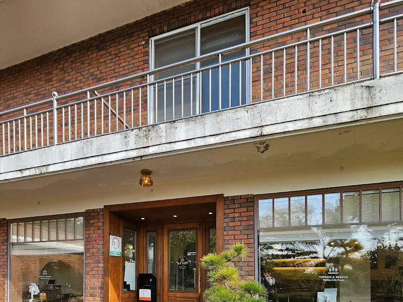 붉은 벽돌 건물 외관