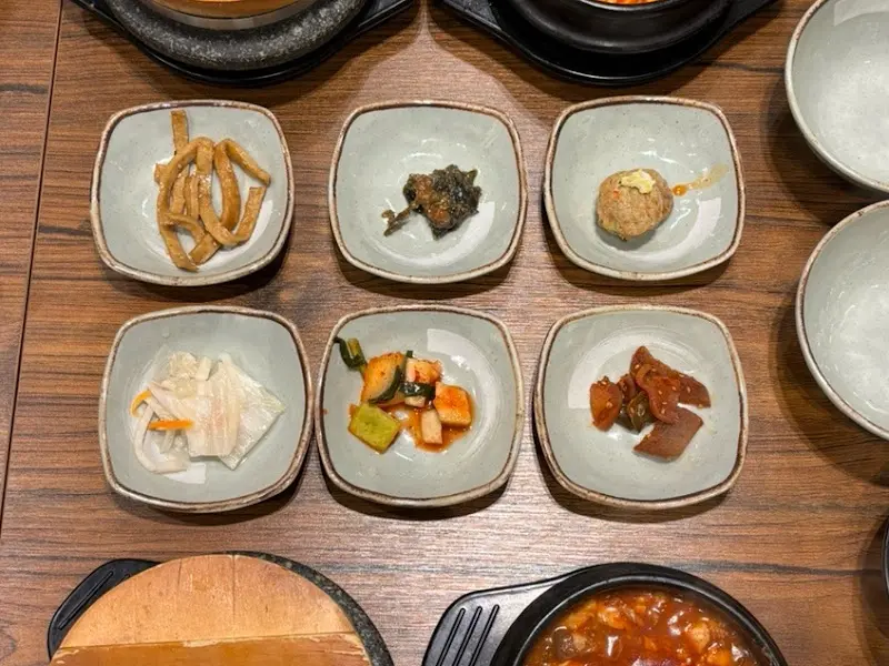 다양한 종류의 밑반찬이 정갈하게 담겨 있는 모습