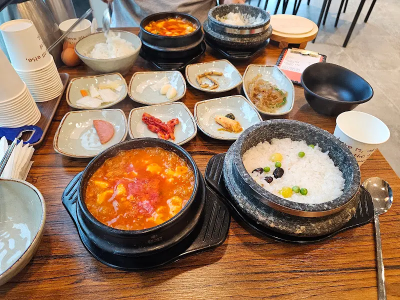 돌솥밥과 순두부찌개, 다양한 밑반찬이 차려진 푸짐한 한 상