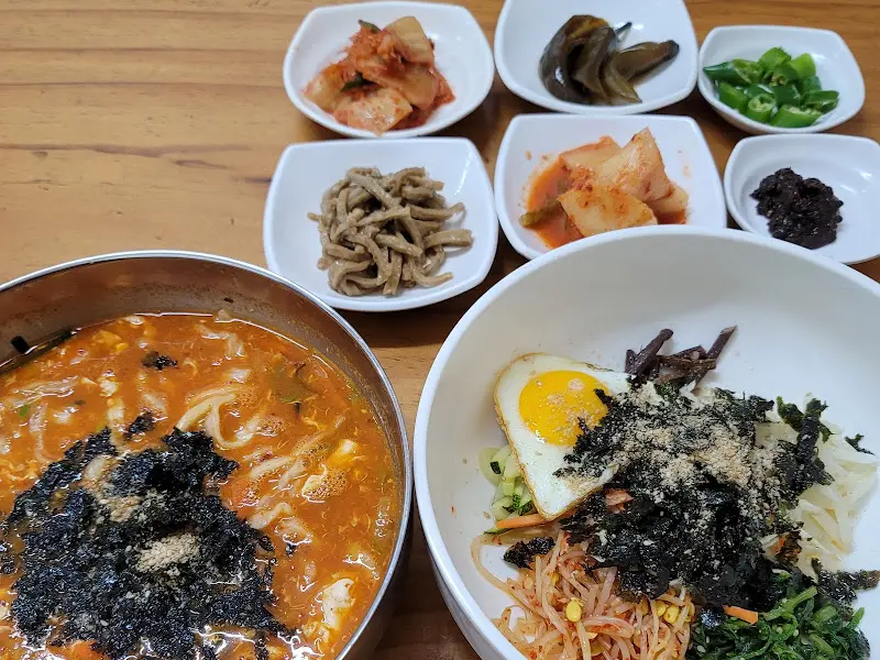 보리밥과 장칼국수 한상차림