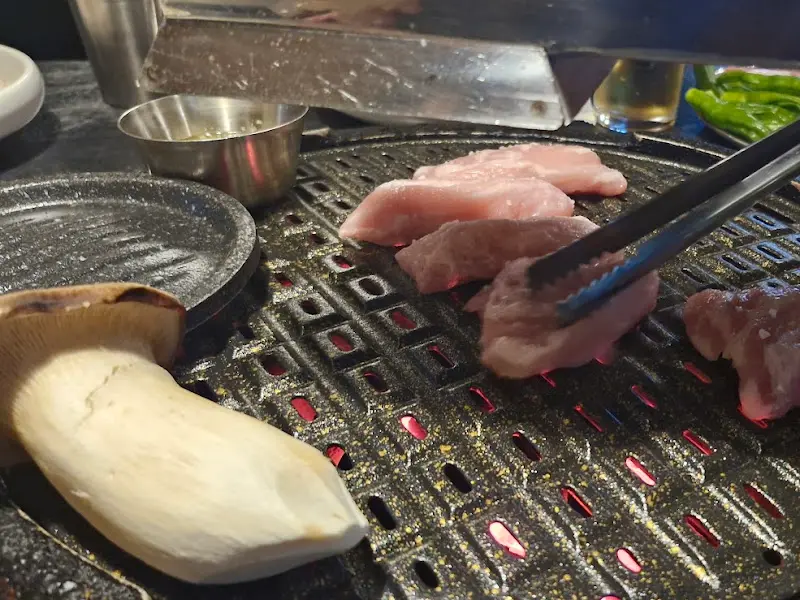 직원이 직접 구워주는 목살