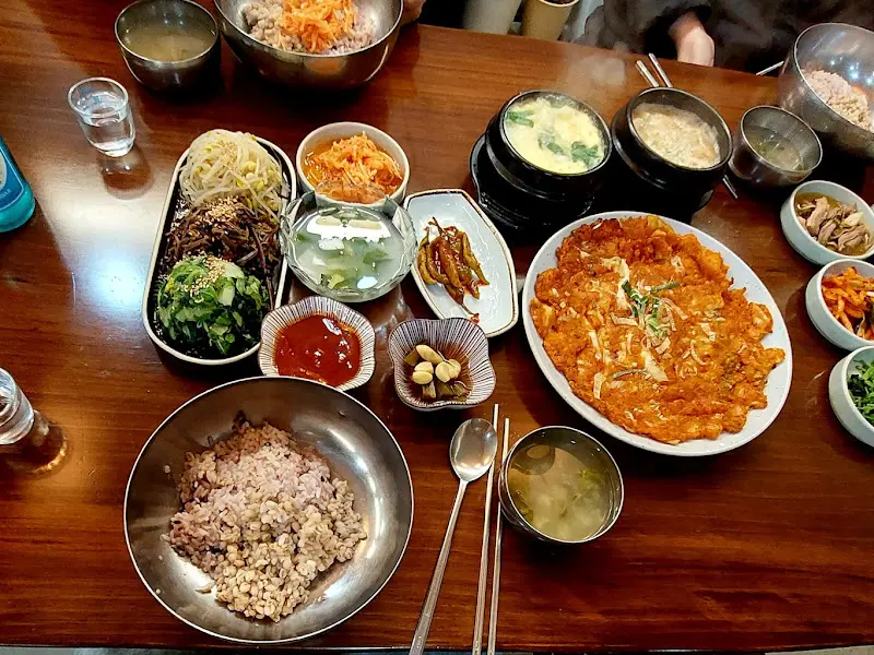 푸짐한 보리밥 정식 한 상 차림
