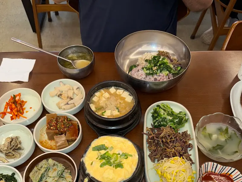 보리밥과 다양한 반찬들