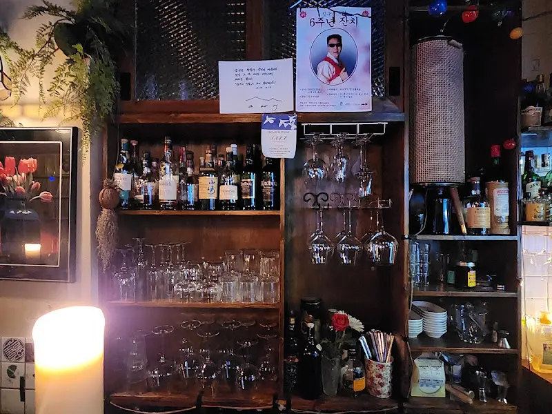진구네 식당 바 테이블과 술
