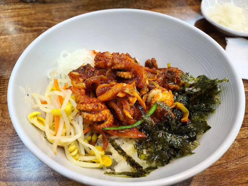 밥에 비벼 먹기 좋게 쭈꾸미가 담겨 나온다.