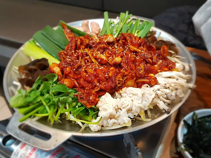 푸짐한 양을 자랑하는 쭈꾸미 철판