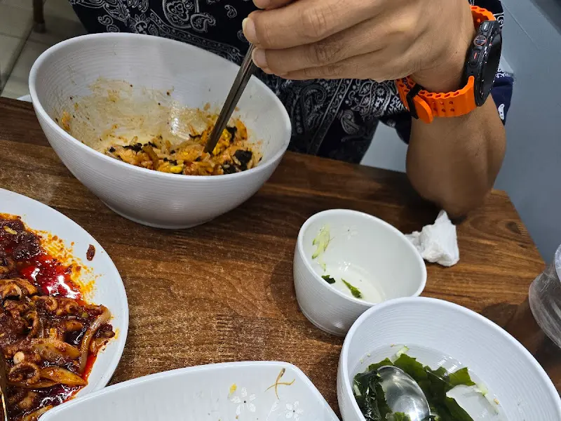 밥에 쭈꾸미와 콩나물을 듬뿍 넣어 비벼 먹는 모습