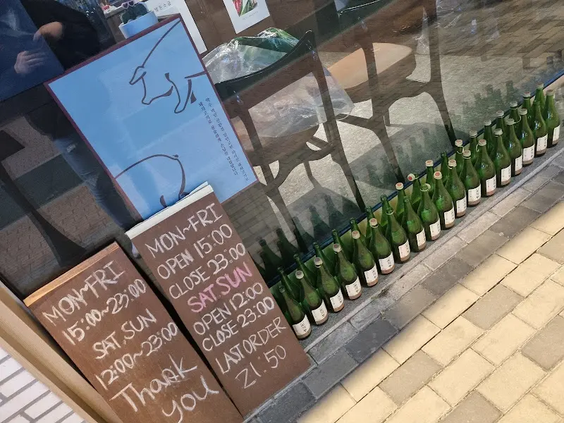 가게 앞 빈 병들