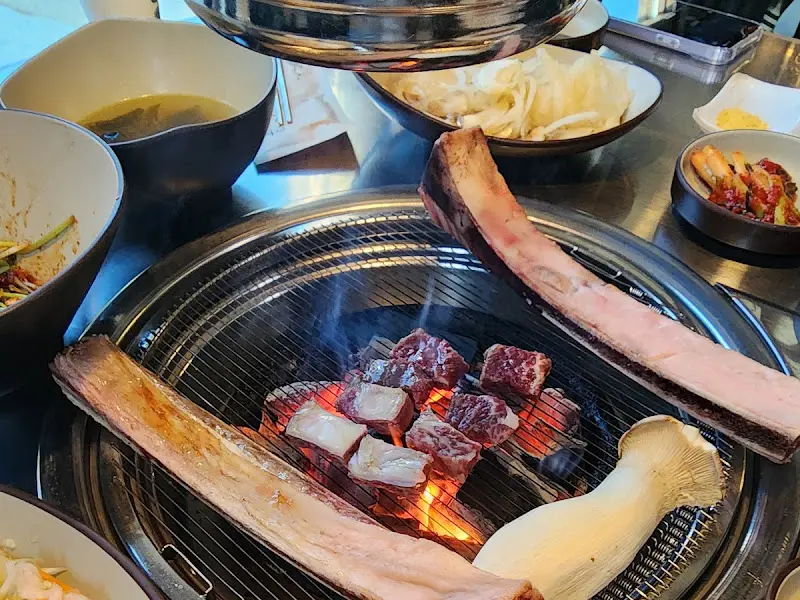 우대갈비 굽는 모습