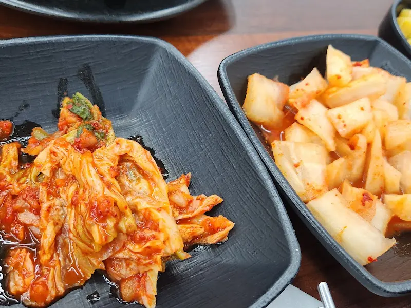 정갈하게 담겨 나온 깍두기와 배추김치