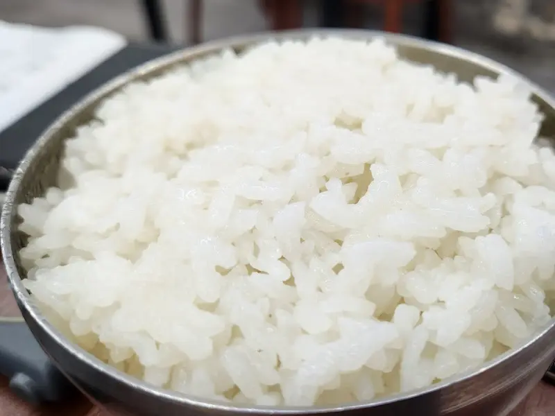 윤기가 자르르 흐르는 갓 지은 밥