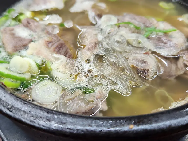 뽀얀 국물이 인상적인 소고기국밥